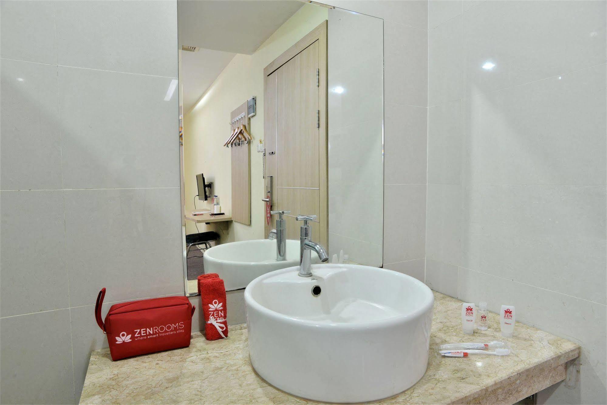 Zen Rooms Rujia Pecenongan Jakarta Ngoại thất bức ảnh